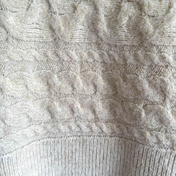 Old Navy Sleeveless Cropped Cozy Plush-Yarn
Cable-Knit Turtleneck Sweater Small - Picture 3 of 9